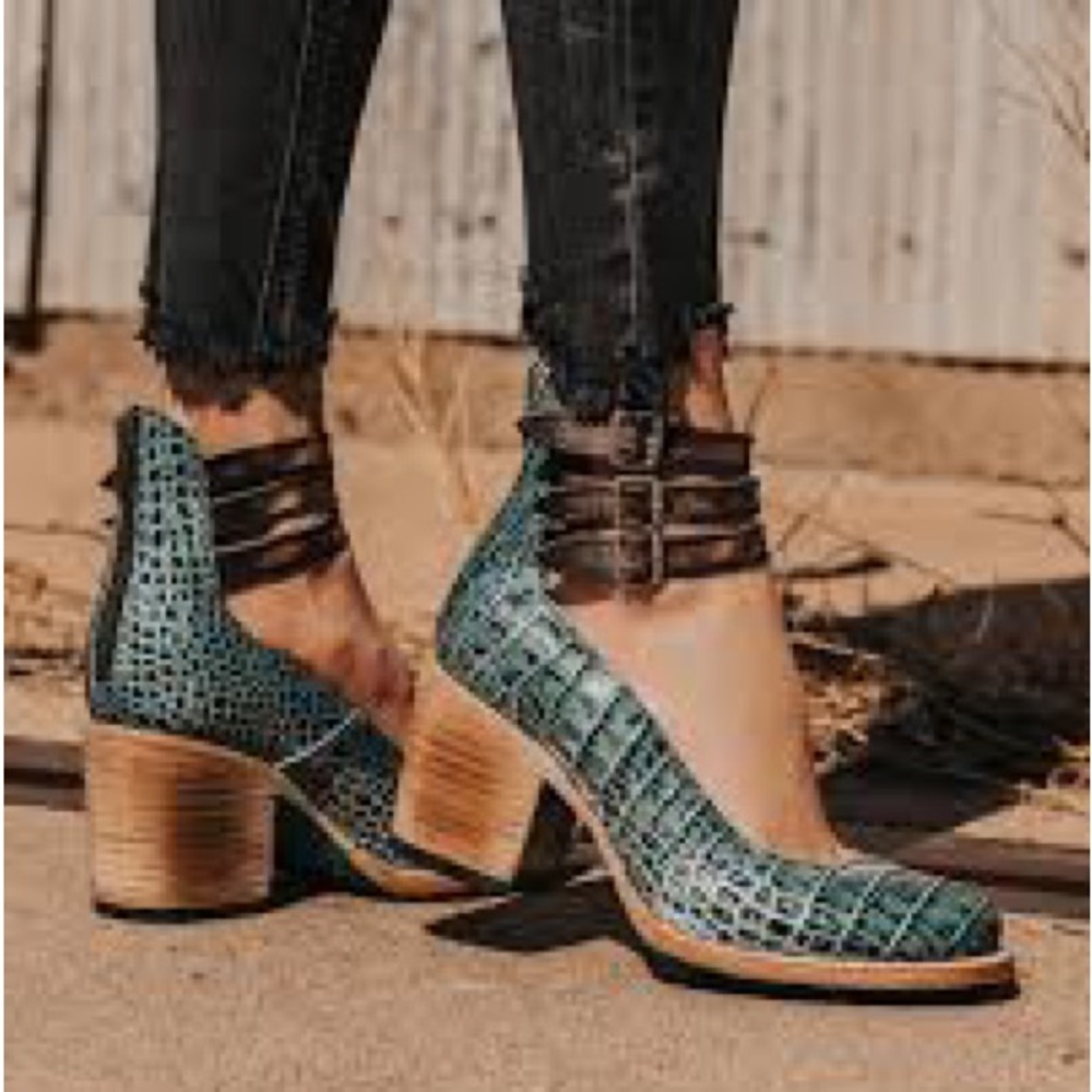 NEW FreeBird Randi - Teal - Size 8